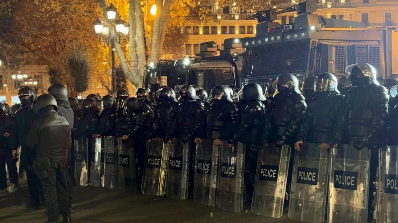 Участников митинга у станции метро "Руставели" в Тбилиси разогнали