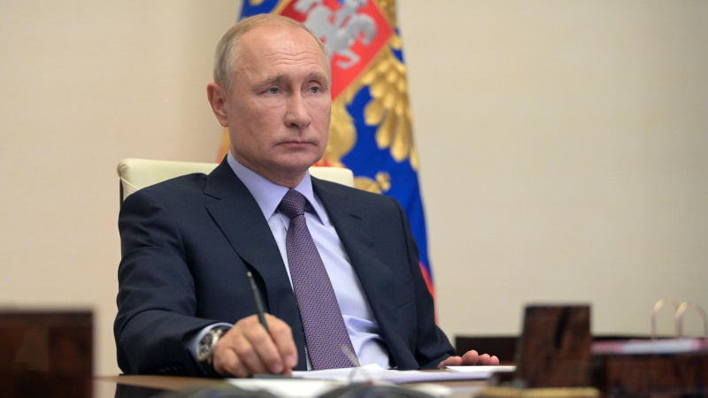 Путин призвал обеспечить низкие издержки для рубля в международных расчетах