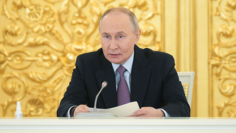 Путин призвал продолжать снимать административные барьеры для бизнеса