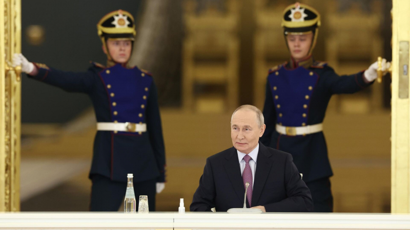 Путин рассказал о работе над решениями по платежным документам